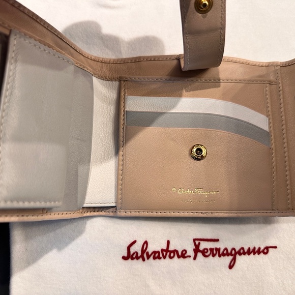 SALVATORE FERRAGAMO
Leather Wallet / with strap as a crossbody bag - Picture 7 of 9